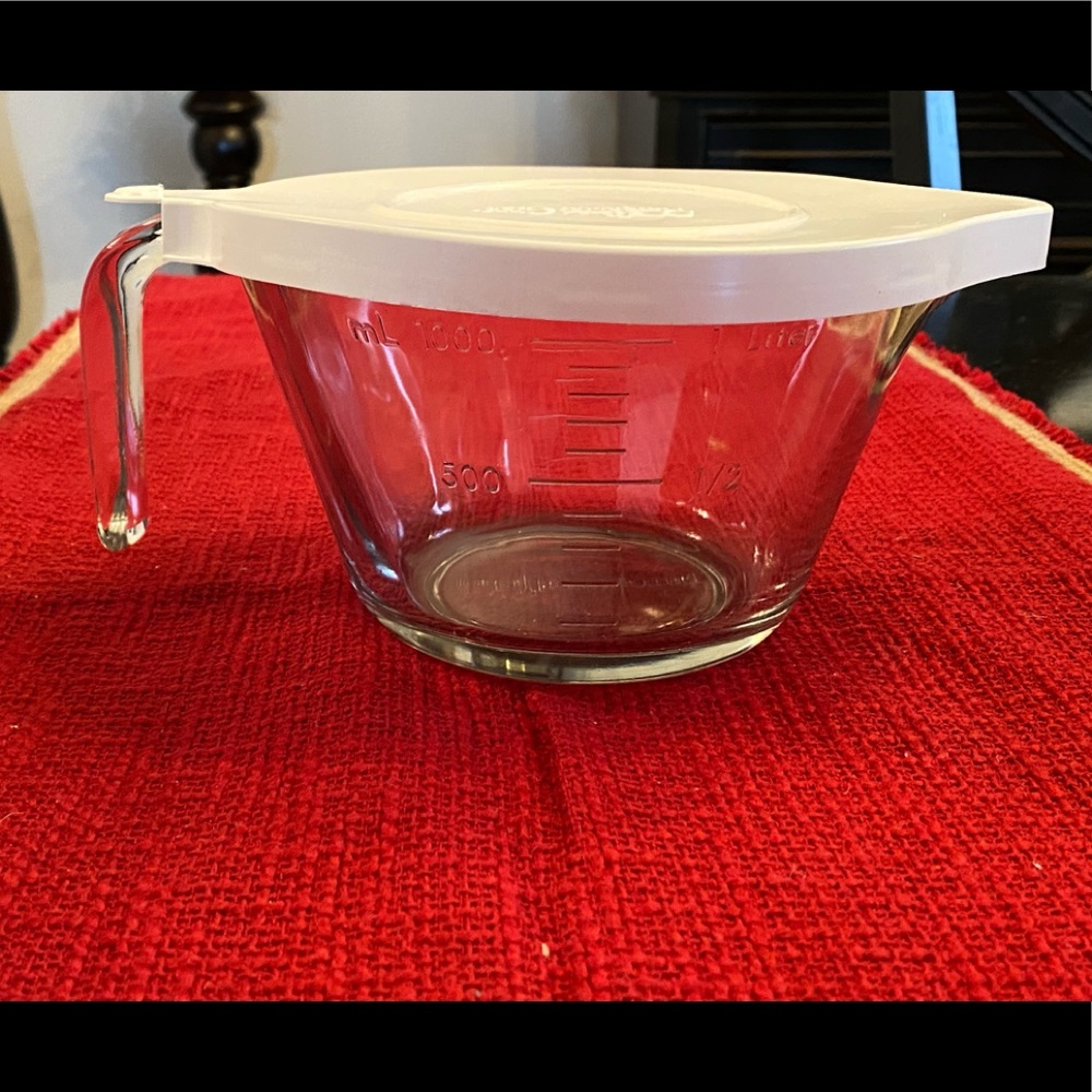 “The Pampered Chef” Measuring Cup with Cover